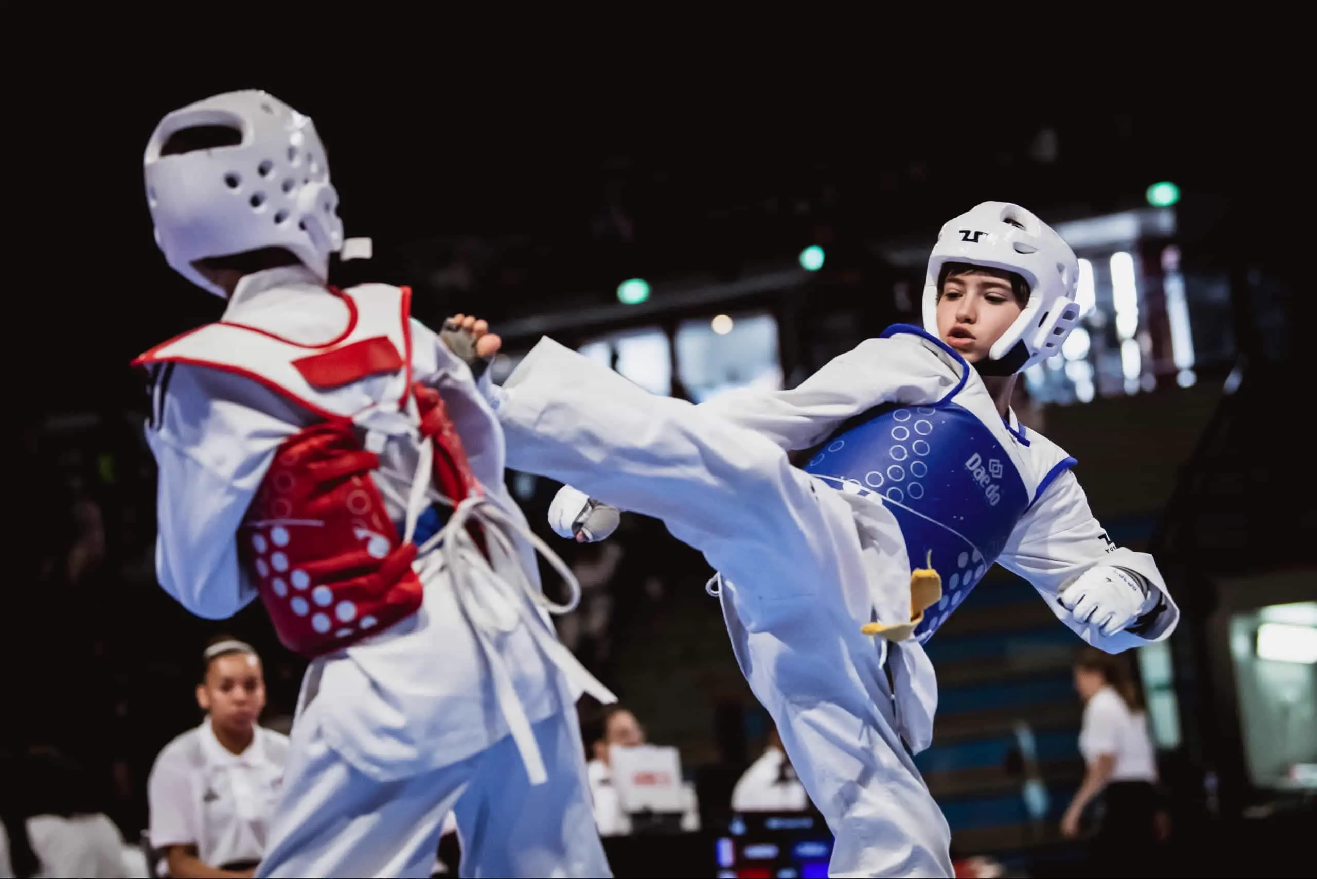 Deux jeunes compétitrices en plastron et casque lors d'un championnat de France minimes.