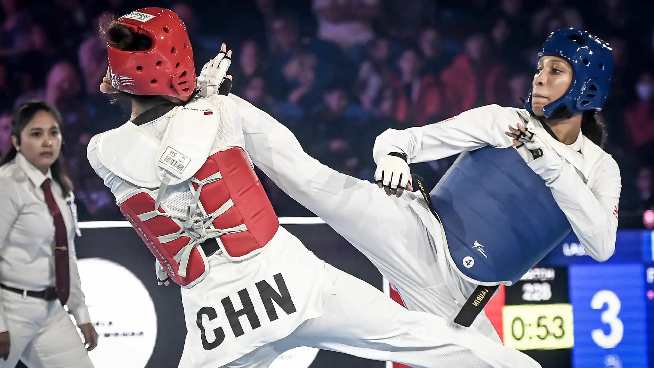 Deux athlètes s'affrontent lors d'une demi-finale du Grand Prix de Manchester.